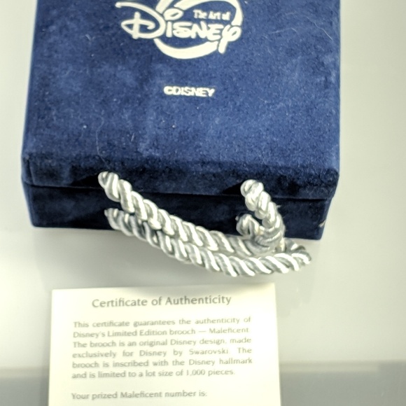 Disney's limited edition Maleficent brooch - Picture 4 of 4